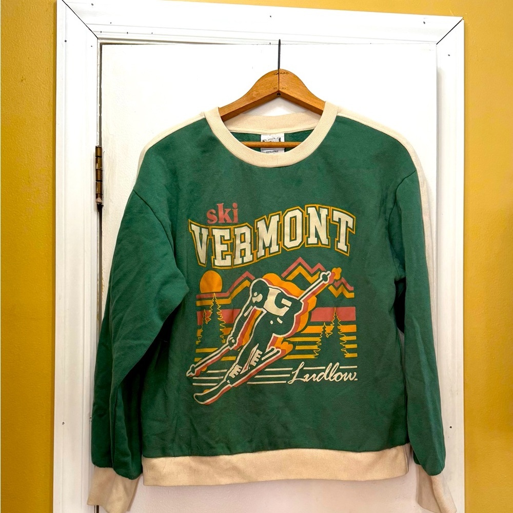 Retro Skiing Graphics Oversized Sweatshirt! EUC